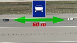 Na zdjęciu widać autostradę, po której jadą w odstępie od siebie dwa pojazdy. Pomiędzy pojazdami znajduje się zielona strzałka, a pod nią napis 60 metrów.
