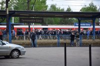 Na zdjęciu widać pociąg na peronie, z którego wysiedli kibice.