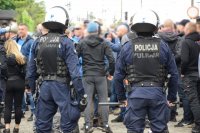 Na zdjęciu widać policjantów zabezpieczających grupę kibiców