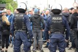 Na zdjęciu widać policjantów zabezpieczających grupę kibiców