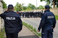 Na zdjęciu widać policjantów i grupę kibiców