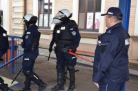 Na zdjęciu widać Komendanta Powiatowego Policji w Tarnowskich Górach młodszego Inspektora Sławomira Bylickiego oraz policjantów z oddziałów prewencji.