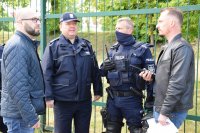 Na zdjęciu widać Komendanta Powiatowego Policji w Tarnowskich Górach młodszego Inspektora Sławomira Bylickiego oraz policjantów biorących udział w zabezpieczeniu meczu