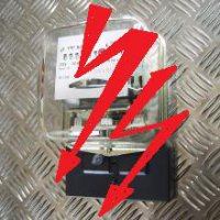 Na zdjęciu widać licznik służący do pomiaru energii elektrycznej, na którym znajdują się dwa czerwone pioruny zakończone strzałką