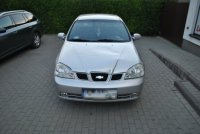 Na zdjęciu widać samochód osobowy biorący udział w zdarzeniu. Auto ma zagiętą maskę.