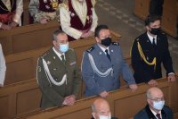 Na zdjęciu widać stojących w kościelnej ławce: Komendanta Powiatowego Policji w Tarnowskich Górach młodszego inspektora Sławomira Bylickiego oraz przedstawicieli wojska i straży pożarnej.