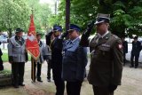 Na zdjęciu widać Komendanta Powiatowego Policji w Tarnowskich Górach młodszego inspektora Sławomira Bylickiego oraz przedstawicieli wojska i straży pożarnej. Mundurowi oddają honor pod tablicą upamiętniającą „Poległych Powstańców Ziemi Tarnogórskiej”.