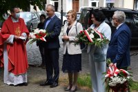 Na zdjęciu widać parlamentarzystkę, przedstawicieli władz miasta i powiatu oraz duchowieństwa.