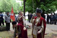 Na zdjęciu widać przedstawicieli Kurkowego Bractwa Strzeleckiego, którzy oddają hołd pod tablicą upamiętniającą  „Poległych Powstańców Ziemi Tarnogórskiej”.