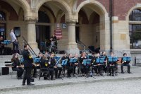 Na zdjęciu widać muzyków dających koncert przed budynkiem Urzędu Miasta w Tarnowskich Górach.