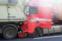 Na zdjęciu widać samochód ciężarowy, który wjechał w tył naczepy innej ciężarówki