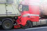 Na zdjęciu widać samochód ciężarowy, który wjechał w tył naczepy innej ciężarówki