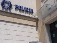 Na zdjęciu widać wejście do Komendy Powiatowej Policji w Tarnowskich Górach. Na drzwiach wejściowych widnieje nalepka z infografiką &quot;Obiekt wyposażony w AED&quot;