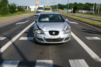 Na zdjęciu widać samochód osobowy, który ma zgniecioną maskę i wystrzelone poduszki powietrzne.