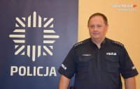 Na zdjęciu widać dzielnicowego aspiranta sztabowego Piotra Gawędę