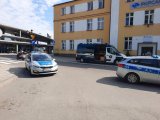 Na zdjęciu widać policyjne radiowozy oraz samochód funkcjonariuszy Inspekcji Transportu Drogowego