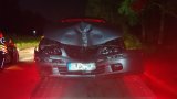 Na zdjęciu widać samochód na lawecie. Auto ma zgniecioną przednią maskę.