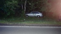 Na zdjęciu widać samochód osobowy, który uderzył w przydrożne drzewo.