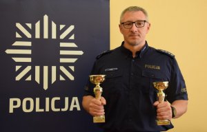 Na zdjęciu widać aspiranta sztabowego Ryszarda Preg, który trzyma puchary z mistrzostw