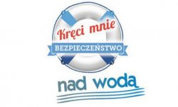 białe koło ratunkowe z nazwą akcji „Kręci mnie bezpieczeństwo nad wodą&amp;quot;