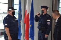 Na zdjęciu widać Komendanta Powiatowego Policji w Tarnowskich Górach młodszego inspektora Sławomira Bylickiego wraz z innym policjantem, który rozmawia przez radiostację.