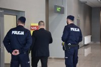Na zdjęciu widać policjantów sprawdzających pomieszczenia terminalu