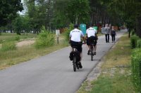 Na zdjęciu widać policjantów na rowerach patrolujących koronę zalewu.