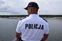 Na zdjęciu widać policjanta na łodzi motorowej obserwującego zalew Nakło-Chechło.