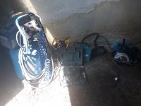 Na zdjęciu widać ujawnione w trakcie przeszukania elektronarzędzia i kompresor