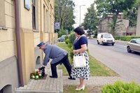 Na zdjęciu widać stojących przed tablicą upamiętniającą pomordowanych policjantów:  Posłankę na Sejm RP Barbarę Dziuk oraz emeryta policyjnego Komendanta Mirosława Tukaja. Komendant Powiatowy Policji w Tarnowskich Górach młodszy inspektor Sławomir Bylicki, pod tablicą kładzie wiązankę kwiatów.