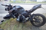 Na zdjęciu widać motocykl, który ma urwane przednie koło.