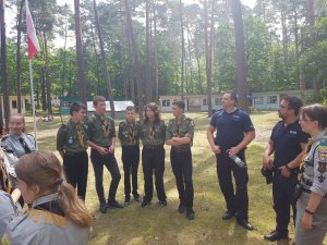 Na zdjęciu widać policjantów rozmawiających z harcerzami