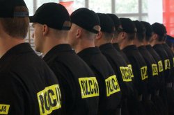 Na zdjęciu widać stojących w rzędzie policjantów, umundurowanych w czarne moro ćwiczebne.