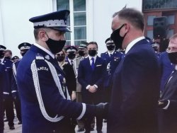 Na zdjęciu widać Prezydenta RP, który gratuluje Komendantowi Wojewódzkiemu Policji w Katowicach generałowi Romanowi Rabsztynowi