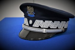 Na zdjęciu widać czapkę generalską