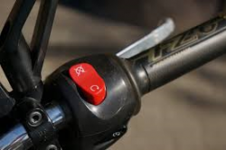 Na zdjęciu widać manetkę motocyklową