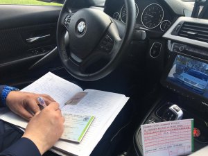 wnętrze radiowozu z bloczkiem mandatowym