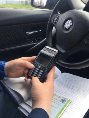 wnętrze pojazdu, terminal do płatności, bloczek mandatowy