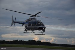 Na zdjęciu widać unoszący się w powietrzu helikopter.