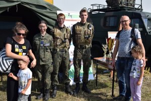 Na zdjęciu widać uczniów Zespołu Szkół Techniczno-Usługowych oraz rodzinę z dziećmi