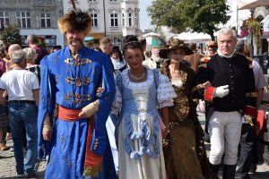 Na zdjęciu widać postacie historyczne między innymi Króla Jana III Sobieskiego, Marysieńkę.