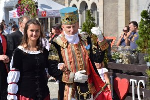 Na zdjęciu widać postacie historyczne przechadzające się po tarnogórskim rynku