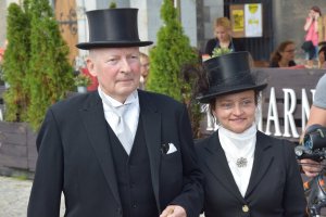 Na zdjęciu widać postacie historyczne przechadzające się po tarnogórskim rynku