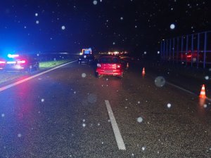 Zdjęcie przedstawia autostradę A1, na której widać dwa samochody biorące udział w zdarzeniu. Z lewej strony zdjęcia, na poboczu widać policyjny radiowóz, a w tle wóz strażacki.