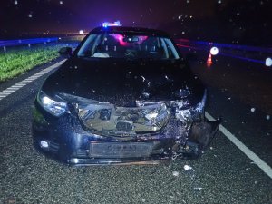 Na zdjęciu widać samochód marki honda. Auto ma uszkodzony przód.