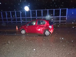 Na zdjęciu widać toyotę. Auto ma urwane tylne koło oraz uszkodzoną karoserię od strony kierowcy.