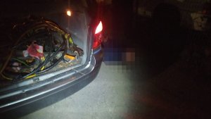 Na zdjęciu widać otwarty bagażnik samochodu, w którym znajdują się zwoje przewodów elektrycznych.
