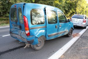 Na zdjęciu widać dwa samochody zaparkowane na drodze, biorące udział w zdarzeniu. Jest to ranault oraz skoda. Ranault ma zgnieciony tył.