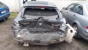 Samochody na parkingu. Widać zgnieciony tył seata, obok którego znajduje się ford, a z lewej strony skoda.