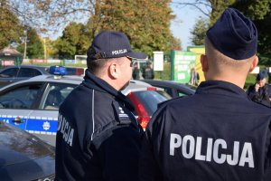 Na zdjęciu widać dwóch policjantów obserwujących stadion